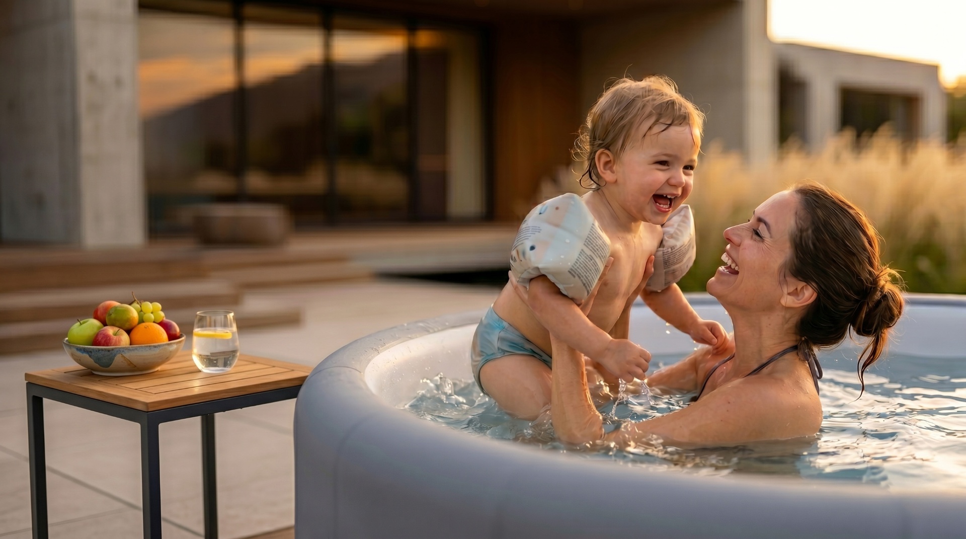 SoftSpa im Garten bei Sonnenuntergang – Freunde genießen den Whirlpool